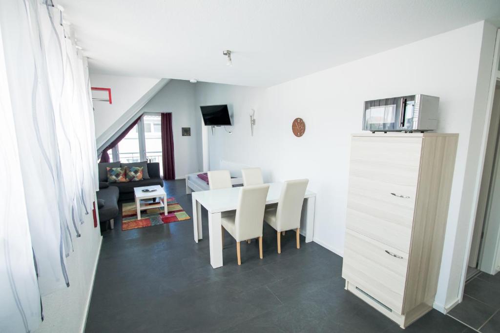 a kitchen and dining room with a table and chairs at Murthum Apartments in Leinfelden-Echterdingen