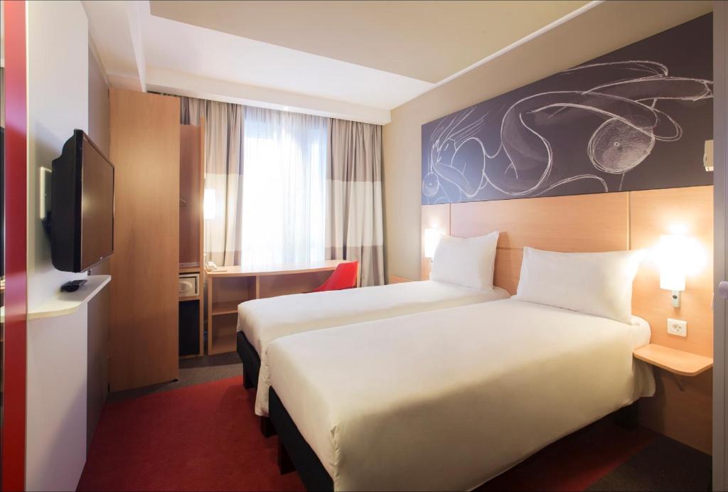 Postel nebo postele na pokoji v ubytování ibis Yerevan Center