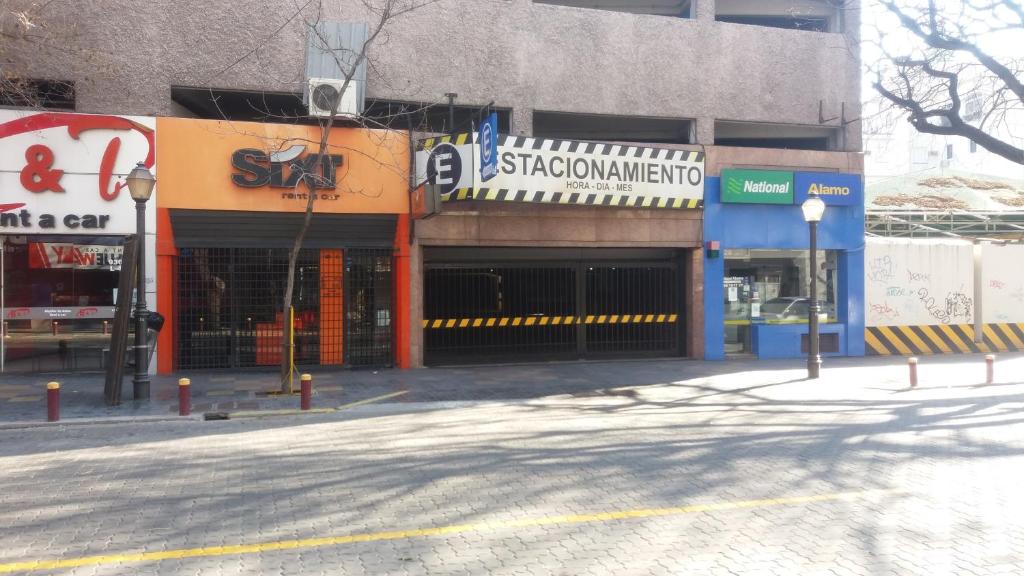 an empty street in front of a building at Departamento Centrico in Mendoza