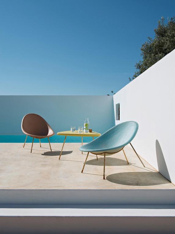 a rendering of two chairs and a table at Pensão Agrícola in Tavira