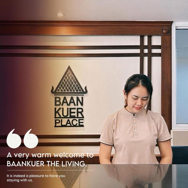 a woman standing in front of a counter at บ้านเกื้อ เดอะ ลิฟวิ่ง in Nakhon Ratchasima
