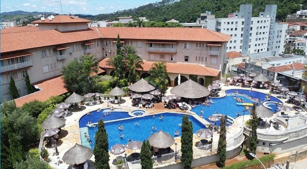 an aerial view of a resort with a swimming pool at Hotel Mantovani in Águas de Lindoia
