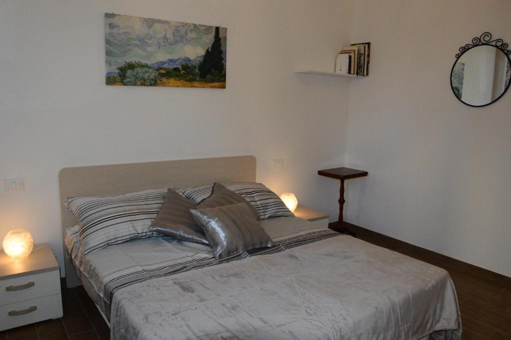 1 cama en un dormitorio con una pintura en la pared en Ca Ziza, en Venecia
