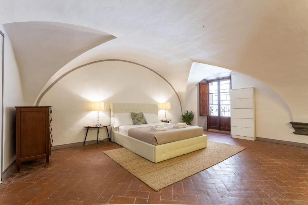 Charming Oltrarno Historic 3 Bedrooms Apartment