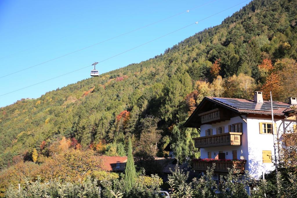una casa sul fianco di una montagna di Biohof Niedereben a Rablà