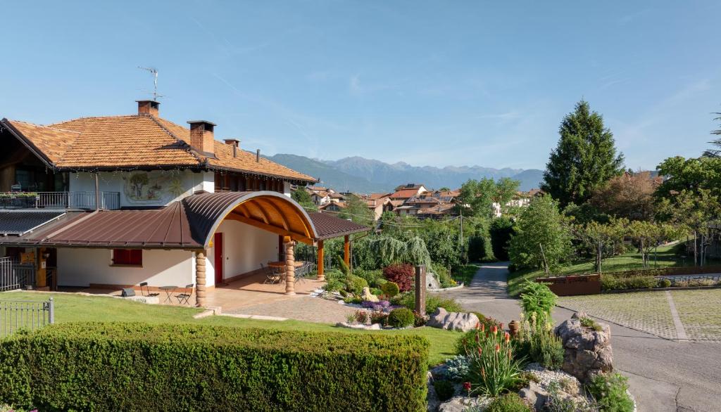 ein Haus mit einem Garten im Vordergrund in der Unterkunft Agritur Golden Pause in Ton