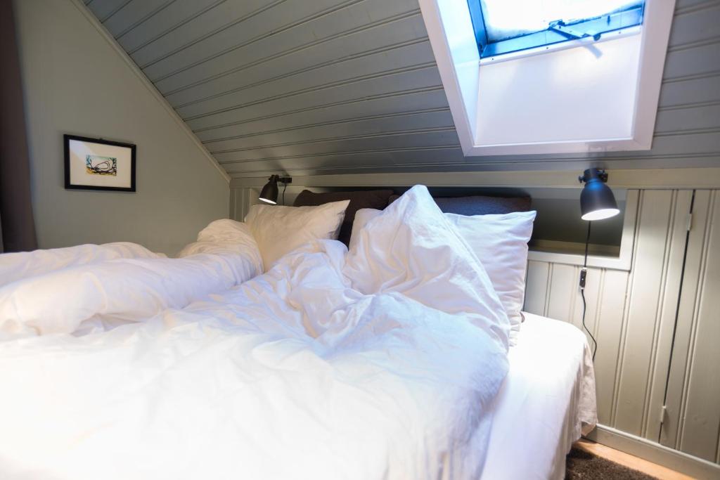 Postel nebo postele na pokoji v ubytování Reykjavík Treasure B&B