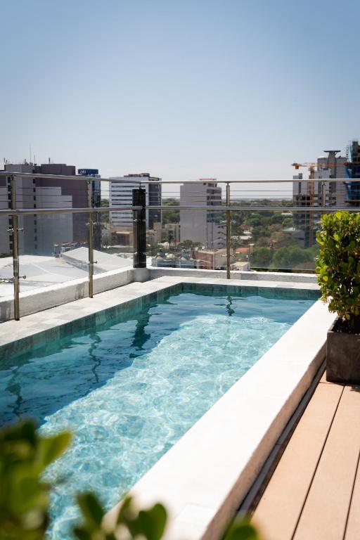 ein Schwimmbad auf dem Dach eines Gebäudes in der Unterkunft The Hub Urban Hotel in Asunción