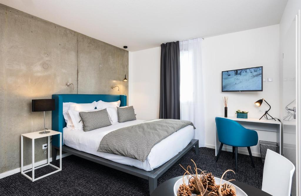 een hotelkamer met een bed en een bureau bij Ténéo Apparthotel Talence Espeleta in Talence