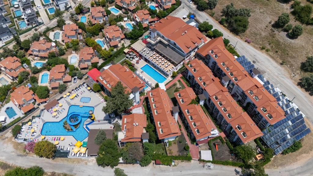 Luftaufnahme eines Hauses mit Swimmingpool in der Unterkunft Sunshine Holiday Resort in Oludeniz