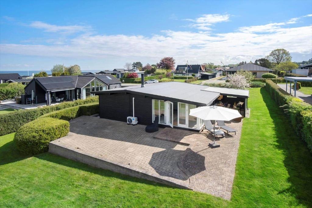 an overhead view of a house with an umbrella at FY402-Asperup-Eskelundsvaenget-9 in Voldby