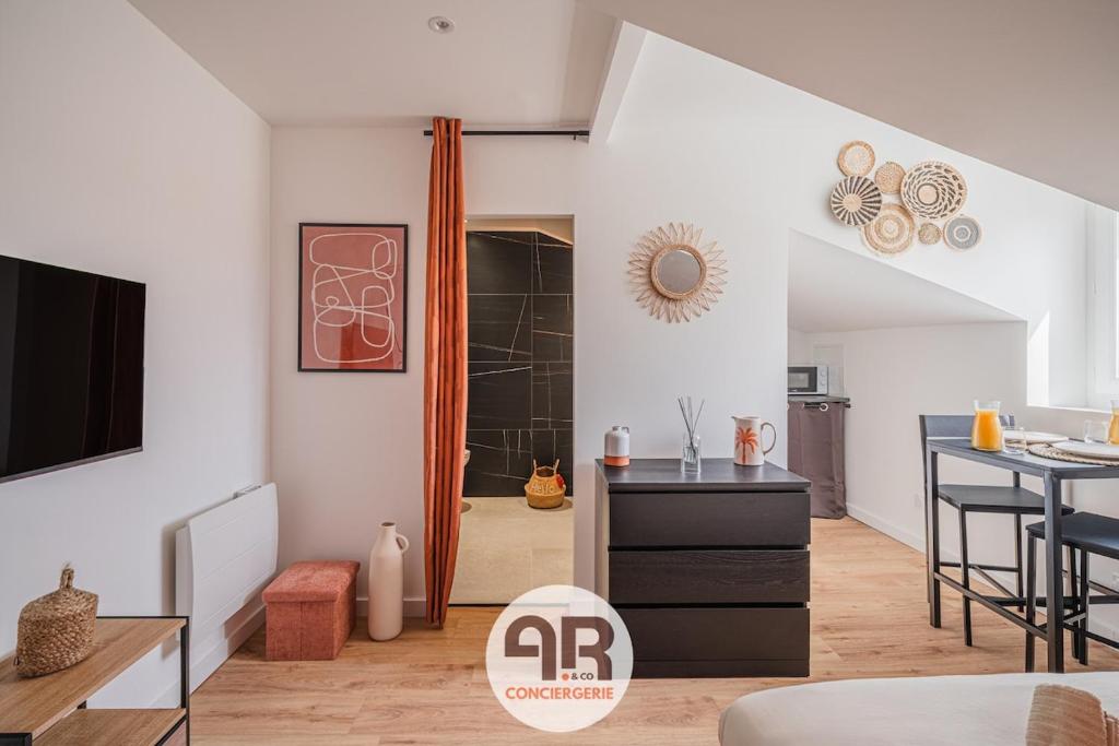 a living room with a kitchen and a dining room at La Casa Marrakech - Superbe studio rénové - 2 pers in Fontaine