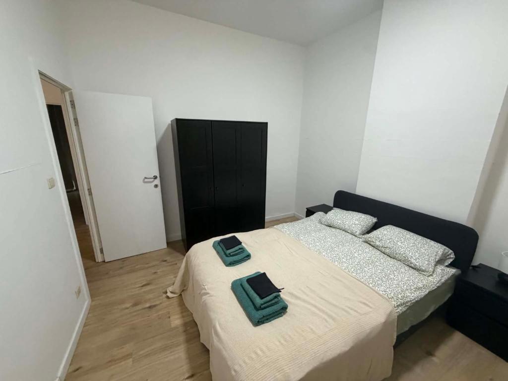 a bedroom with a bed with a green tray on it at 1 Chambre Moyenne avec television in Charleroi