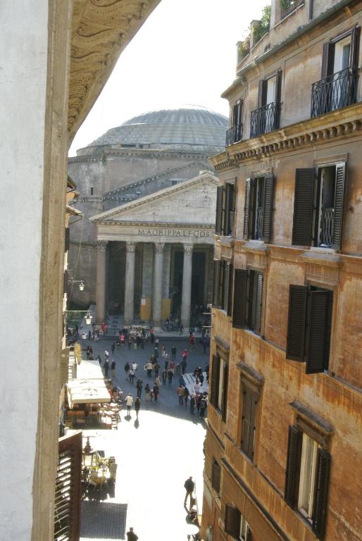 ローマにあるPantheon Domus Valentinoの建物内から眺めるバチカンの景色