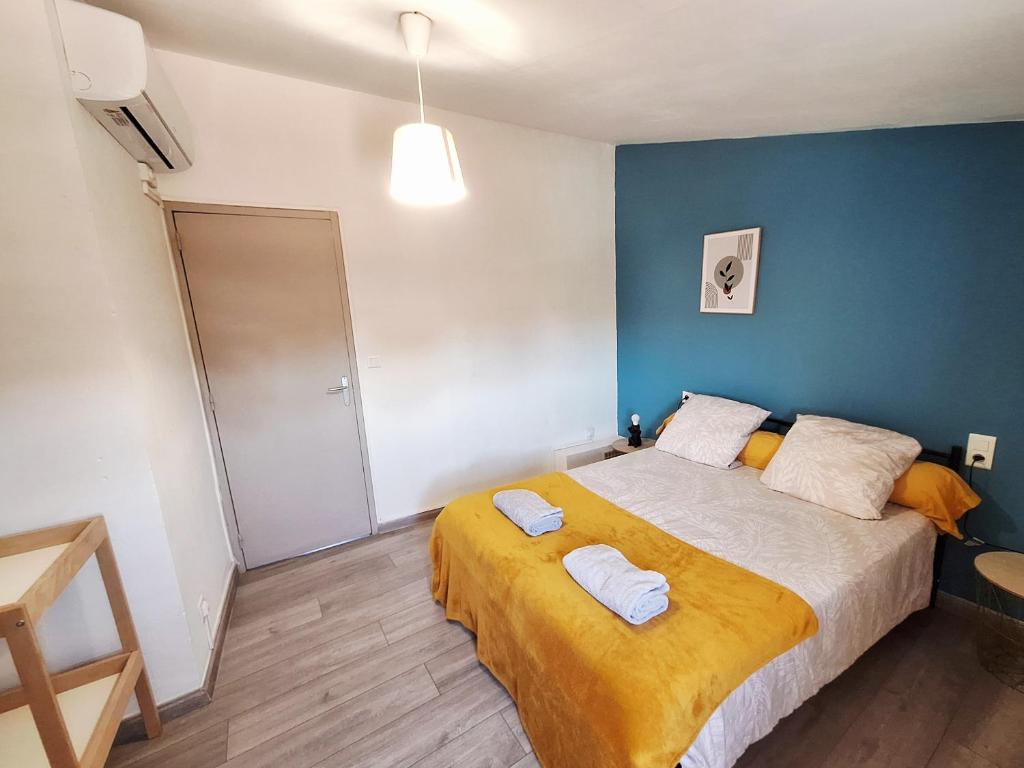 a bedroom with a bed with two towels on it at Mer Méditerranée et Béziers à 10min Parking gratuit in Sauvian