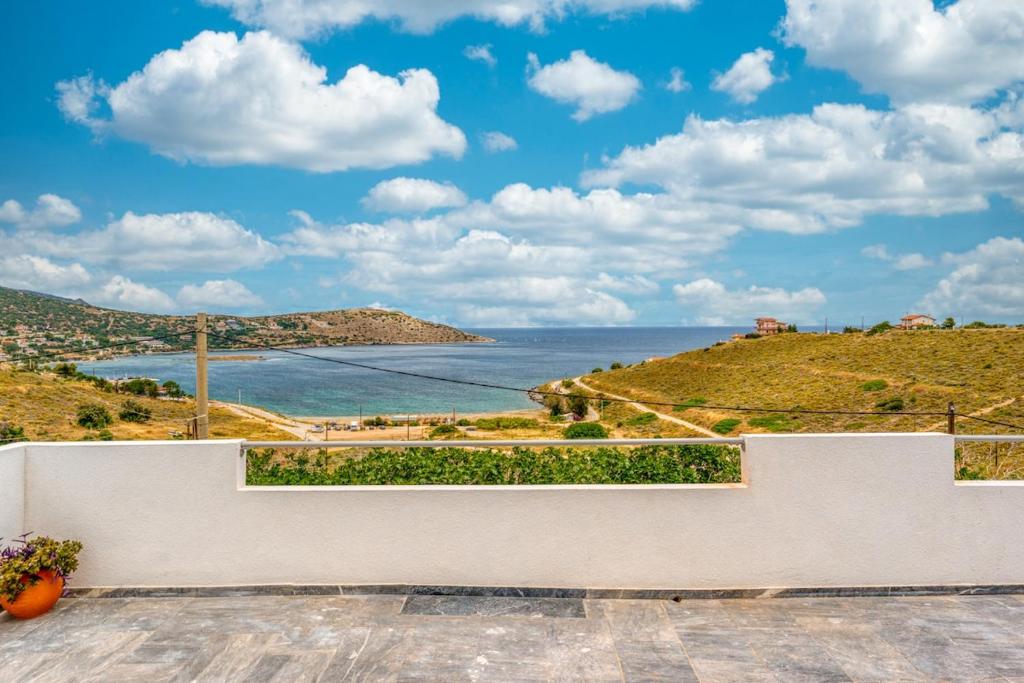 a view of the ocean from a house at R&M Ocean View in Dhaskalión