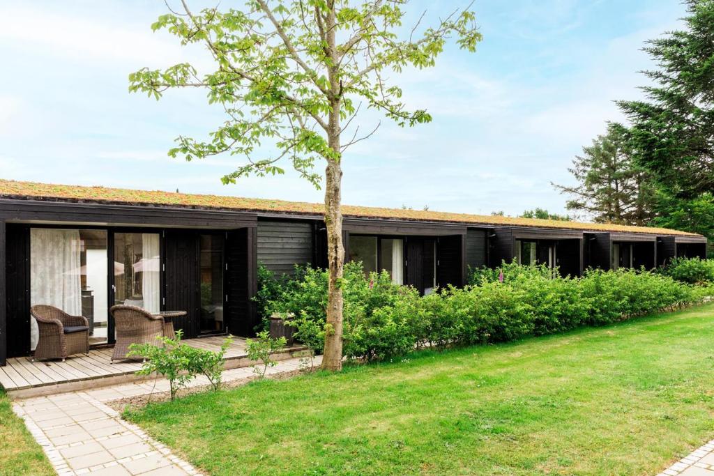 an exterior view of a house with a yard at BLÅBJERGGAARD - Hennebysvej 60 in Henne Strand