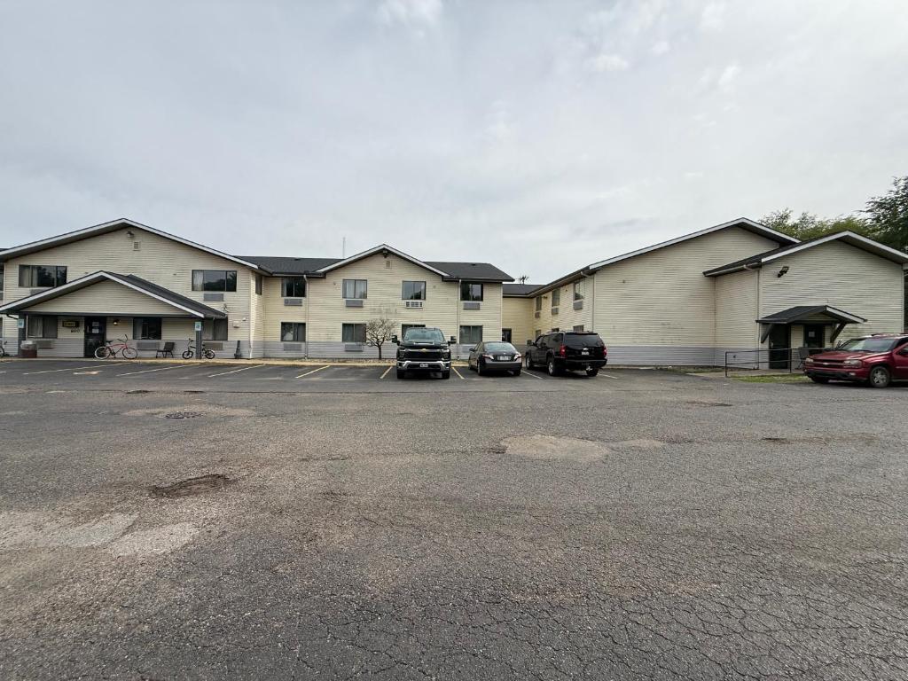 Coldwater Inn & Suites near I 69 - Housity