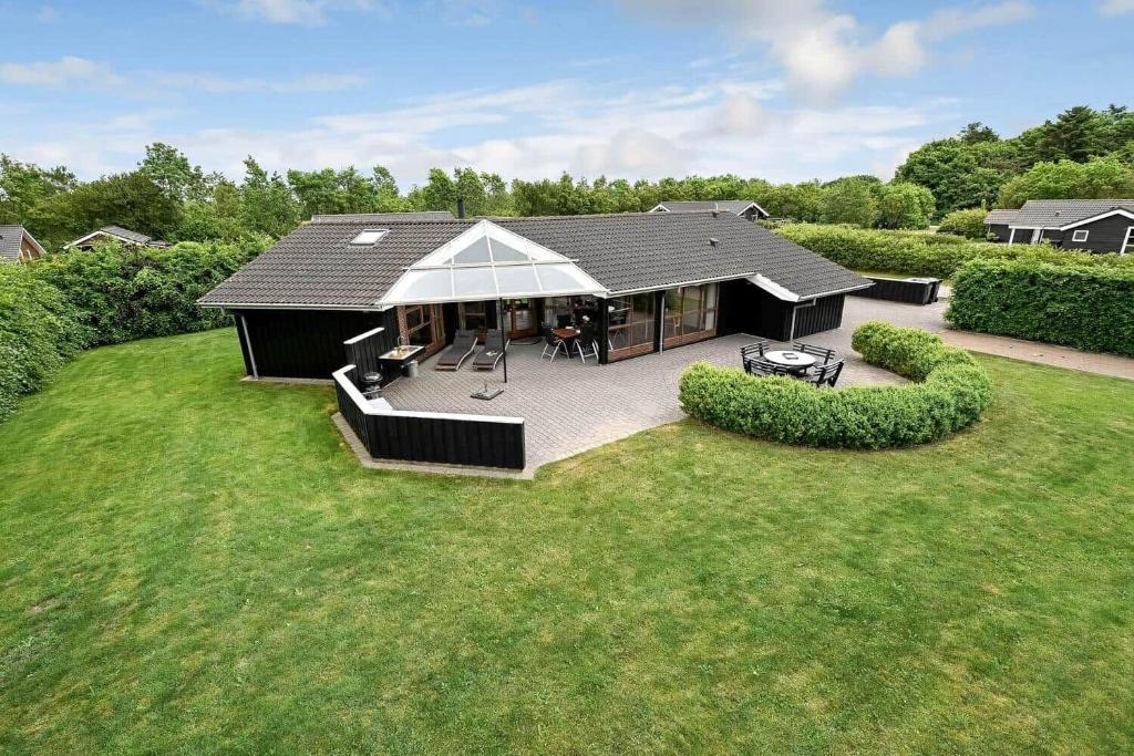 an overhead view of a house with a large yard at C11761-Hemmet-Sydmarken-27 in Falen
