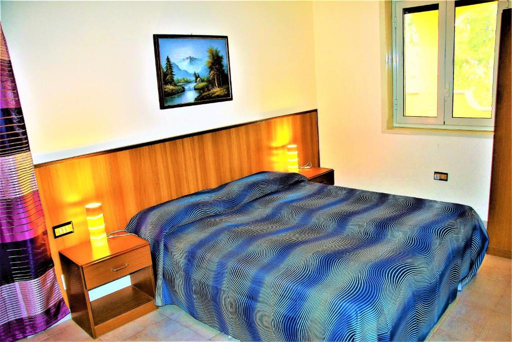 une chambre avec un lit et une fenêtre dans l'établissement Happy Holiday Villa, à Syracuse