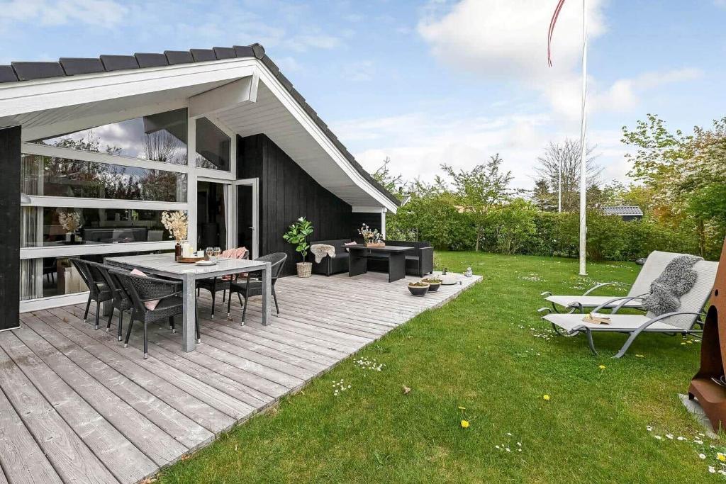 a patio with a table and chairs in a yard at C11266-Hemmet-Egernvej-10 in Hemmet