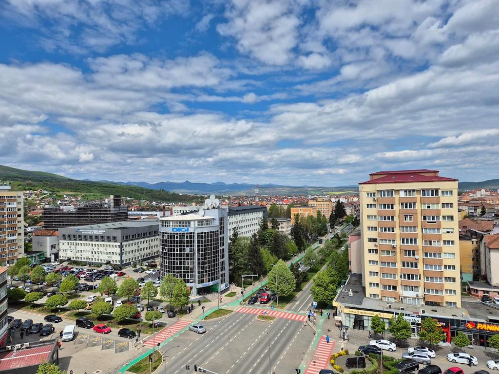 eine Luftaufnahme einer Stadt mit hohen Gebäuden in der Unterkunft Sun View Boulevard in Alba Iulia