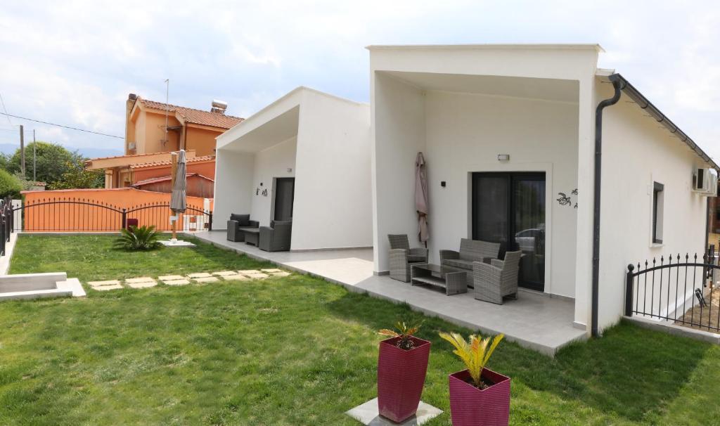 a backyard of a house with a lawn at VenisHome 2 in Chrysoupolis