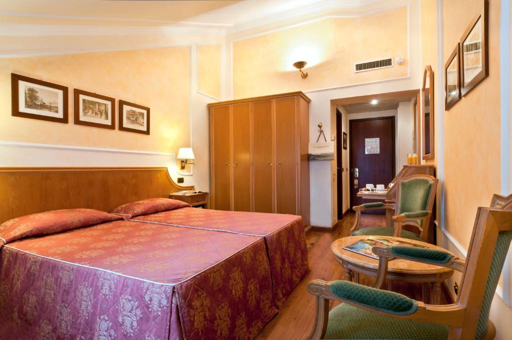 Een bed of bedden in een kamer bij Grand Hotel Dino