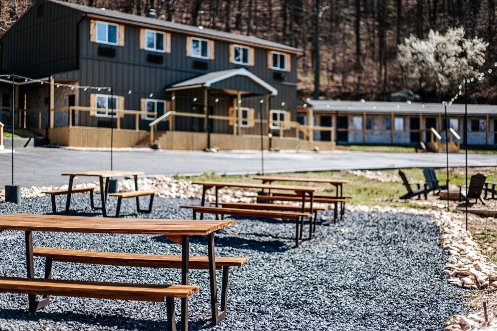 a group of picnic tables and benches in a park at Grey Pine Lodge in Waynesboro