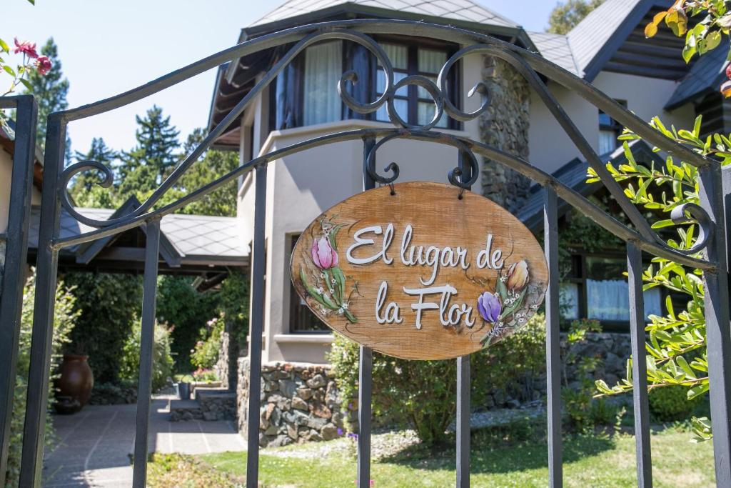 un cartel que lee una puerta a una casa en El lugar de la Flor, en San Carlos de Bariloche