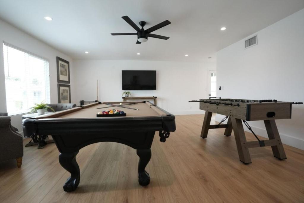 Et tv og/eller underholdning på Coming Mid-April 2023! Beautifully upgraded two-story home with backyard oasis