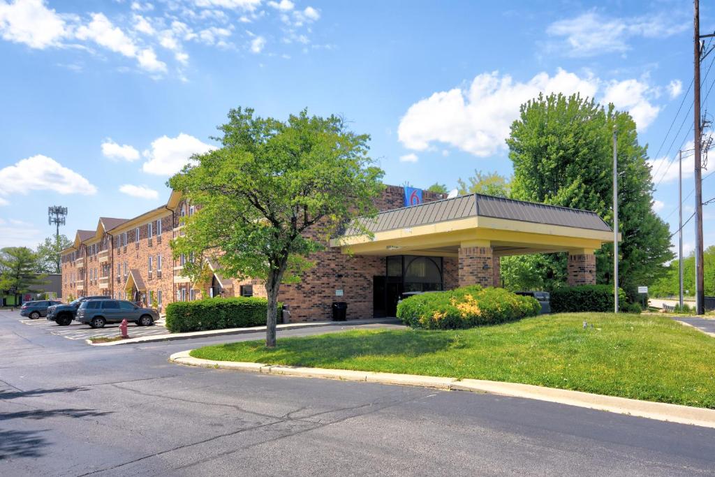 a building with a car parked in a parking lot at Motel 6-Libertyville, IL in Libertyville