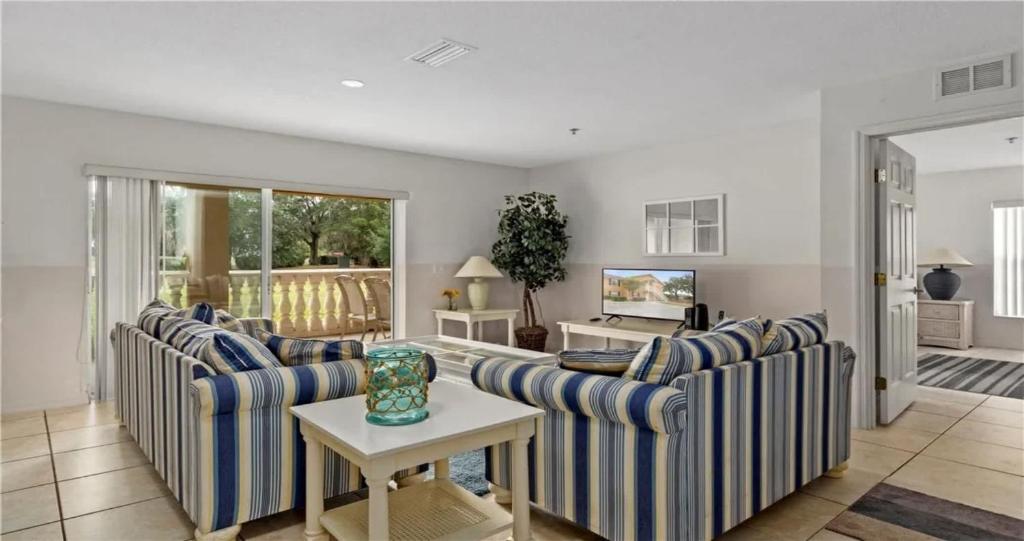 a living room with two couches and a table at Nature Lovers Paradise in Inverness
