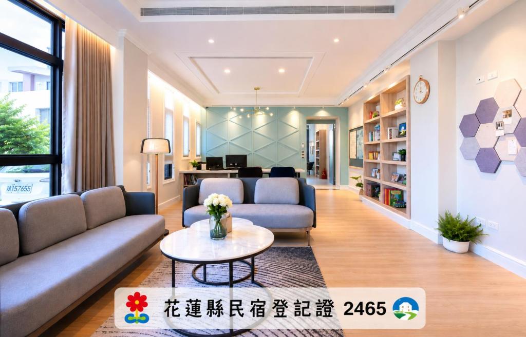 a living room with two couches and a table at Manting 漫庭 電梯民宿 - 近火車站 慈濟醫院 in Hualien City