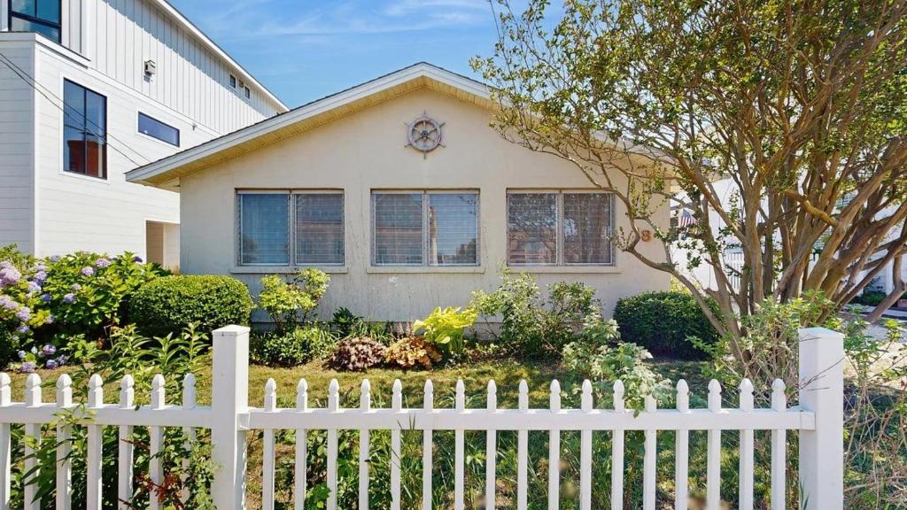 Dewey Beach - 18 Chicago St, Rehoboth & Bethany, DE