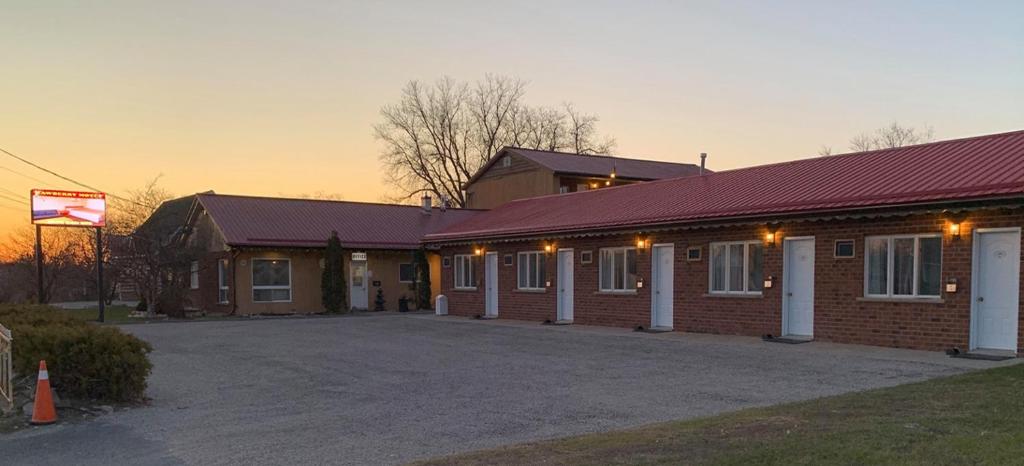 a building with a parking lot in front of it at Hawberry Motel in Little Current