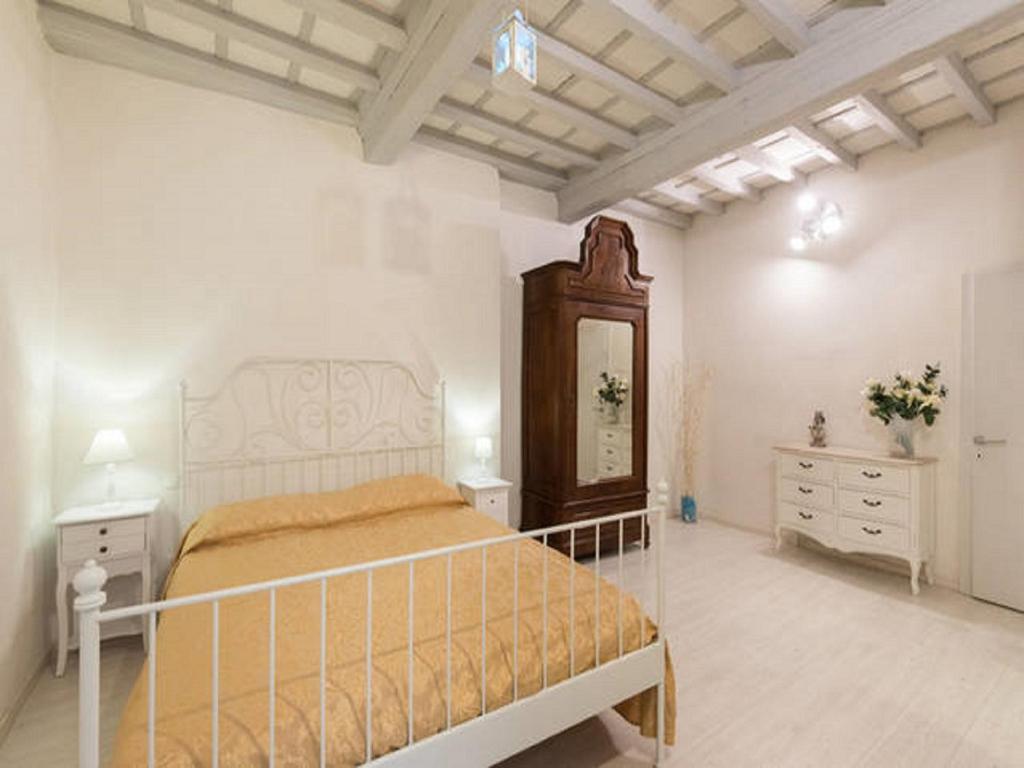 フィレンツェにあるHappy Florence Santa Croce 2のベッドルーム(大型ベッド1台、ドレッサー付)