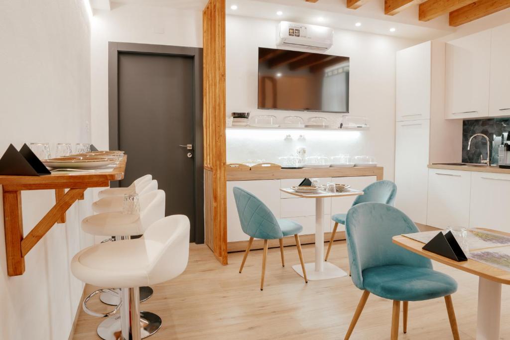 a kitchen and dining room with a table and chairs at Domo De Uccio in Alghero