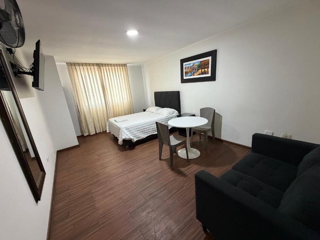 ein Wohnzimmer mit Sofa und Tisch in der Unterkunft Hostal Anthony's in Lima