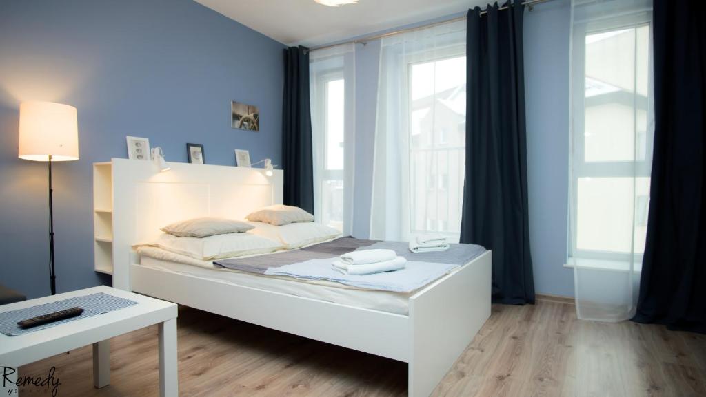 シュチェチンにあるApartamenty Sedinum - Bryzaの窓付きの客室の白いベッド1台