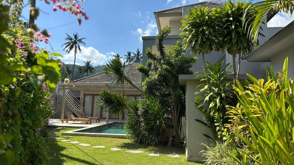 a house with a yard with a swimming pool at Villa Lombok Surga Kedua Setangi in Mangsit