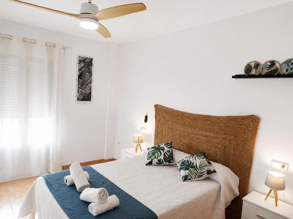 a bedroom with a bed with towels on it at El Akito apartamento in Huéscar