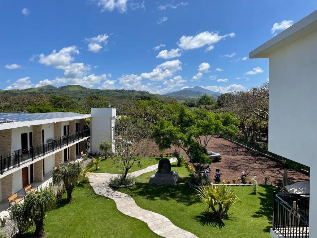 a view of the courtyard of a building with a garden at Hotel Casa del Rio in Santiago Tuxtla