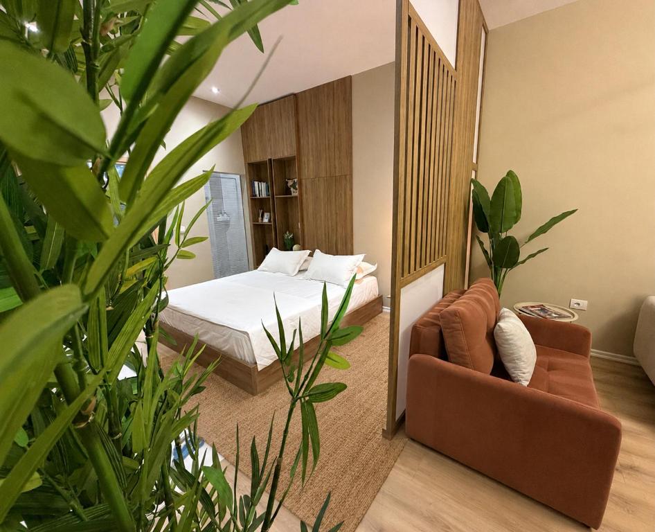 a bedroom with a bed and a mirror at Le Onde Studio in Durrës