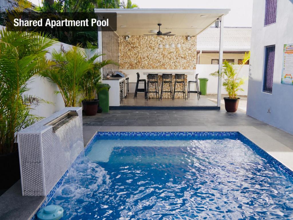 Piscina a Bountiful Estates Nadi o a prop