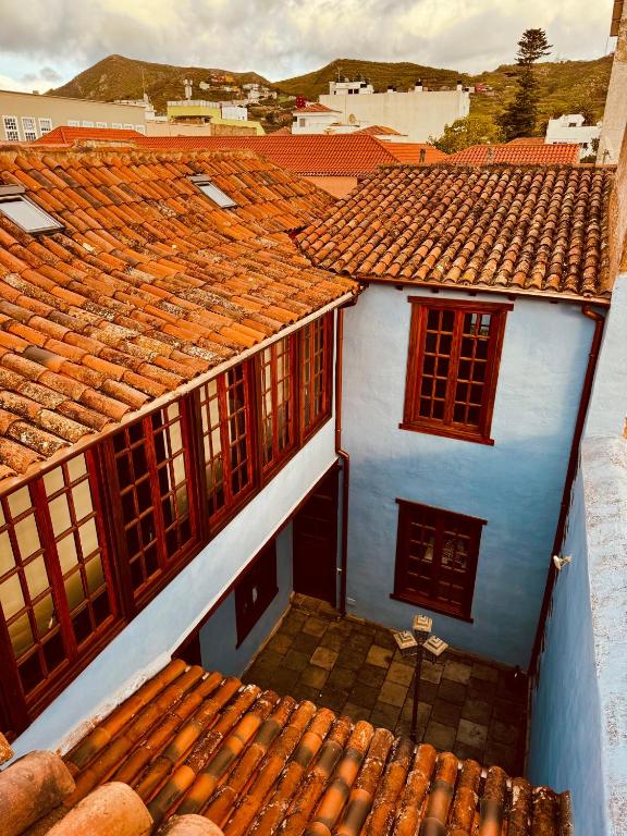 an overhead view of a blue building with red windows at Coliving Tenerife - Villa La Laguna in Las Lagunas