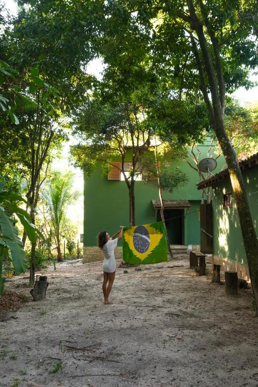 a little girl flying a kite in front of a building at Casa Jasmim in Marau
