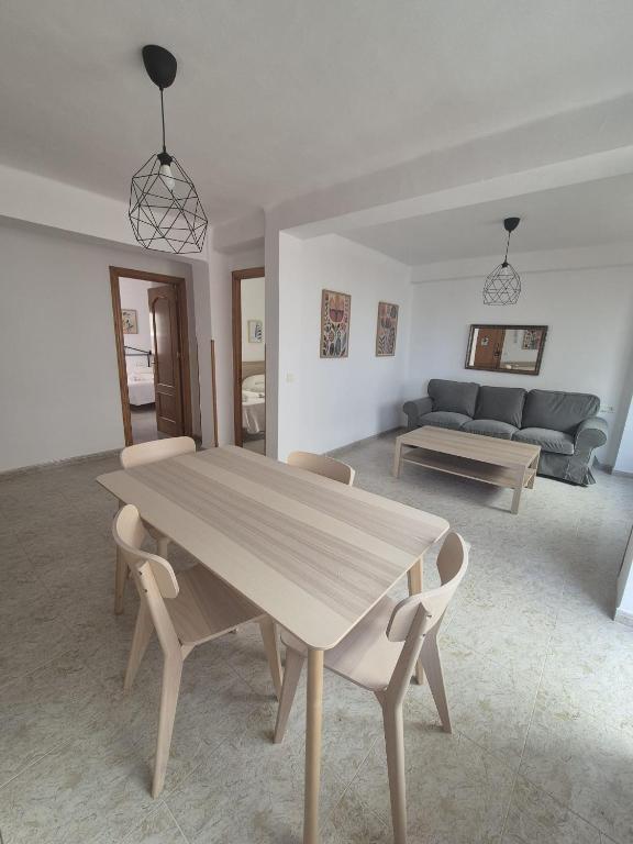 ein Wohnzimmer mit einem Holztisch und einem Sofa in der Unterkunft 1ºB Escobar in Nerja