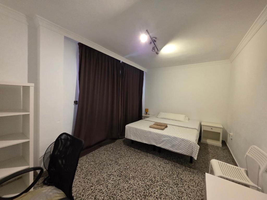 HABITACIÓN PRIVADA CENTRO MALAGA LA MEJOR ZONA CERCA A LA PLAYA ENFRENTE A LA ESTACIÓN DE TREN Y EL CENTRO COMERCIAL VIALIA Y TAMBIEN JUSTO A LADO DEL CENTRO COMERCIAL LARIOS TAMBIÉN CERCA AL CASCO ANTIGUO DE LA MEJOR ZONA PARA DISFRUTAR DE MALAGA a