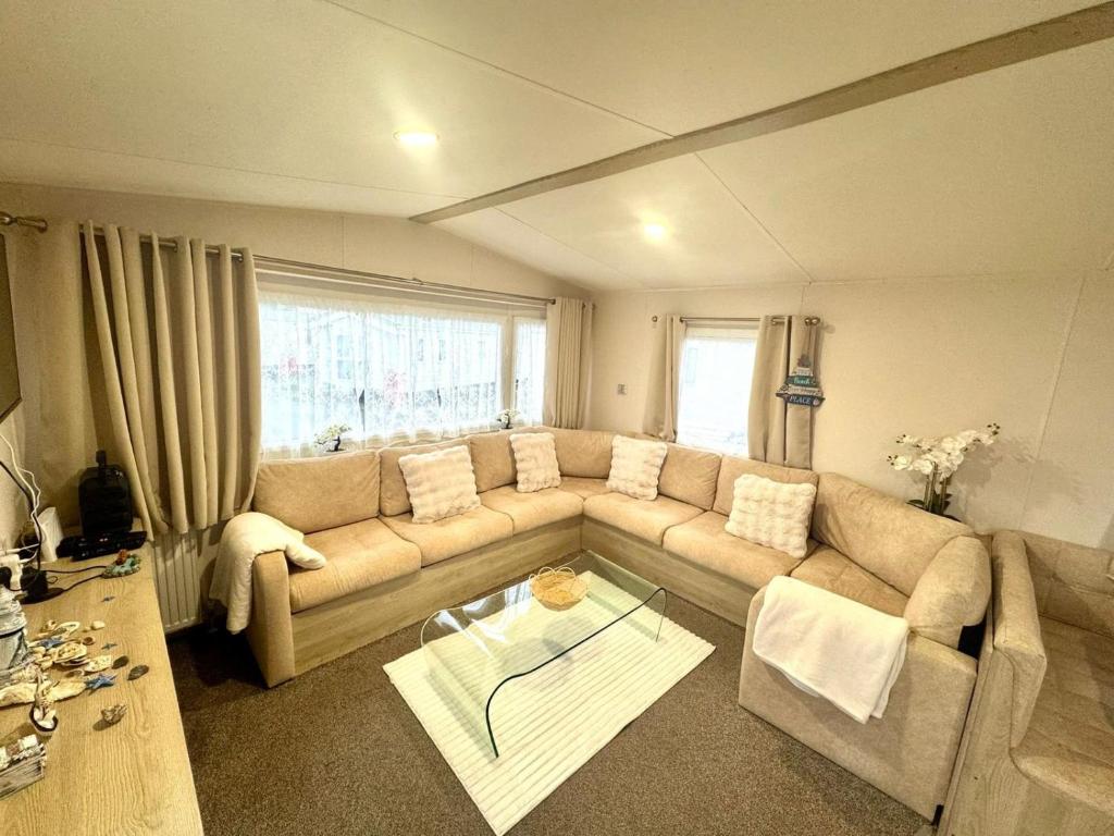 a living room with a couch and a table at Casa Dana in Jaywick Sands